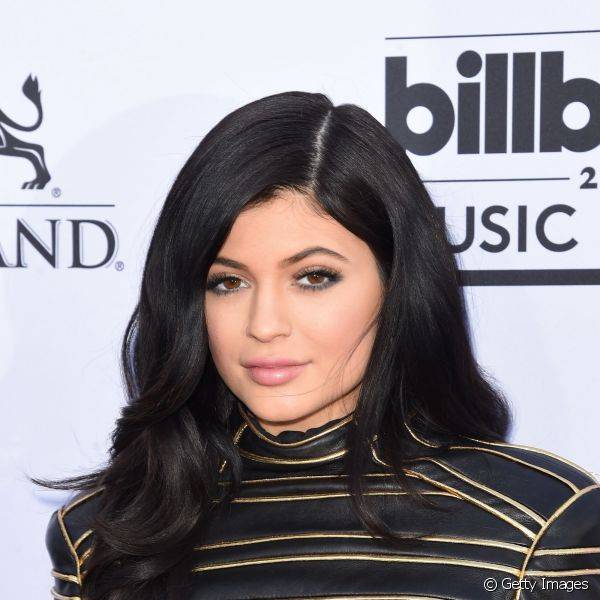 Para o Billboard 2015, Kylie Jenner provou que o l?pis de olho preto voltou com tudo e apostou no item como o destaque da make